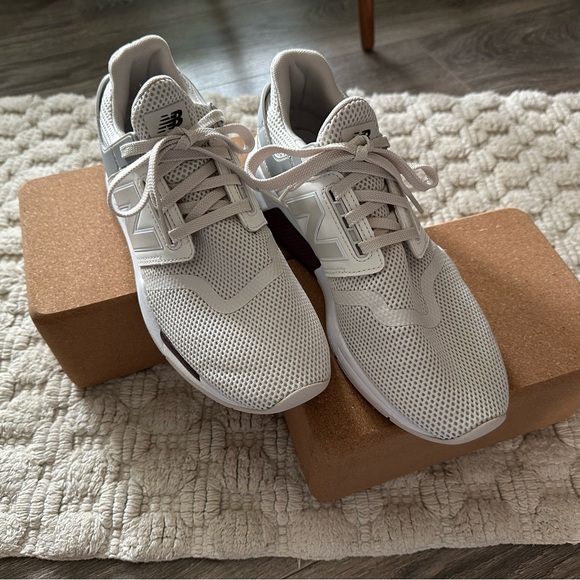 Women’s New Balance Sneaker | Cream and Maroon | Size 9 - Picture 3 of 6